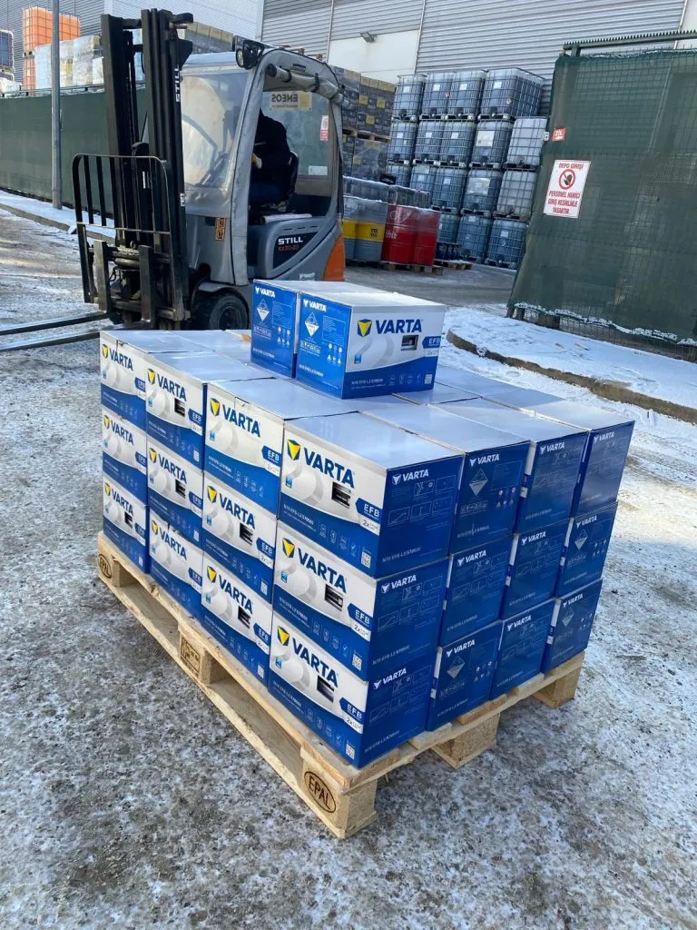 Açık alanda forklift ve Varta Blue Dynamic akü paleti