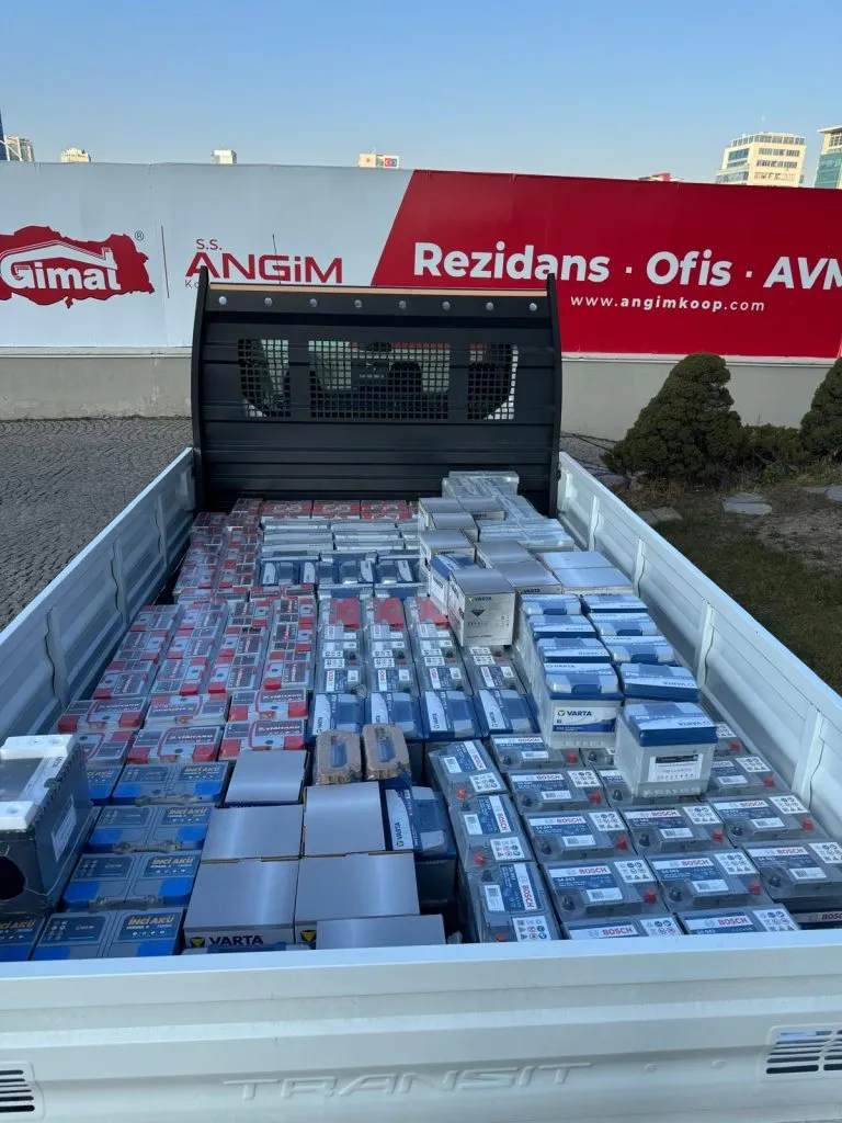 Kamyonet kasası dolusu akü, sevkiyat öncesi